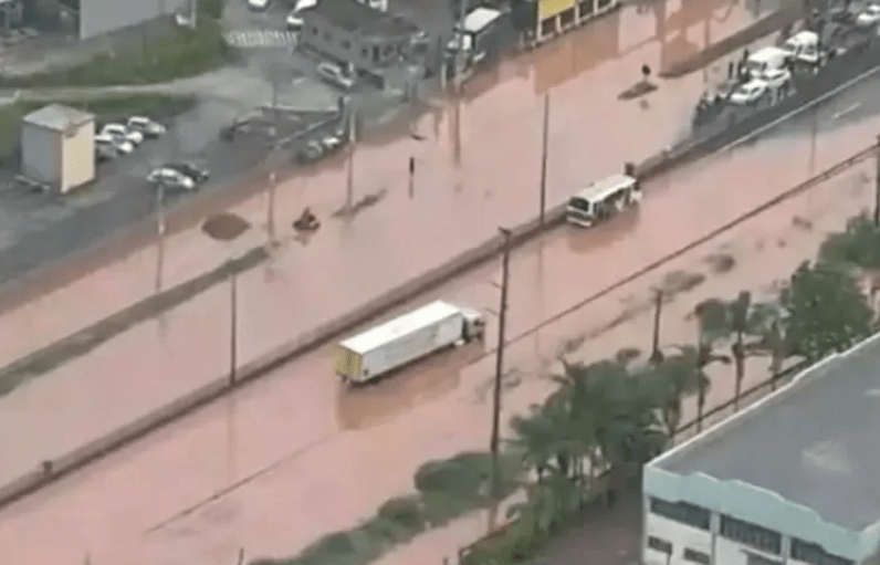 Chuva forte interdita trecho da Régis Bittencourt e provoca 14 km de congestionamento