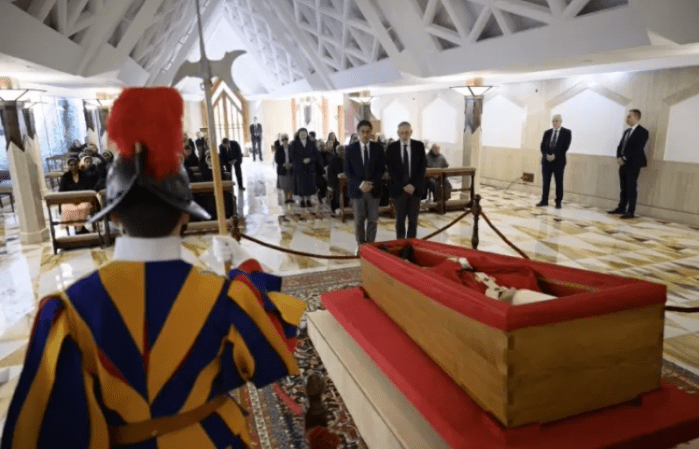 Rabino-Chefe de Roma, Riccardo Di Segni, prestando homenagem ao falecido Papa Francisco na Capela de Santa Marta, em 22 de abril.

Imagem: HANDOUT/AFP.