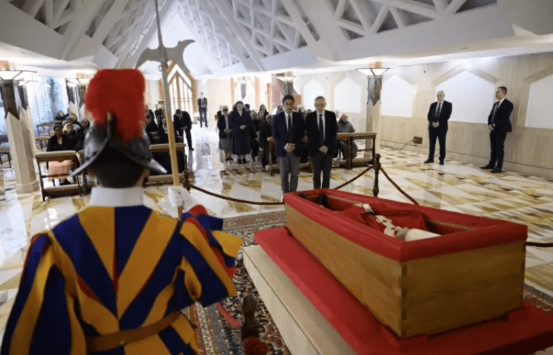 Fiéis se despedem do papa Francisco em velório aberto ao público no&nbsp;Vaticano