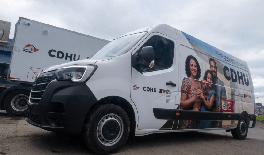 Governador Tarcísio entrega matrículas de 736 apartamentos em São Bernardo e lança serviço itinerante da&nbsp;CDHU